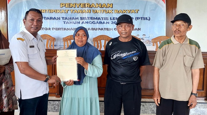 MENYERAHKAN: Kantah Grobogan saat menyerahkan sertifikat PTSL tahun 2024.