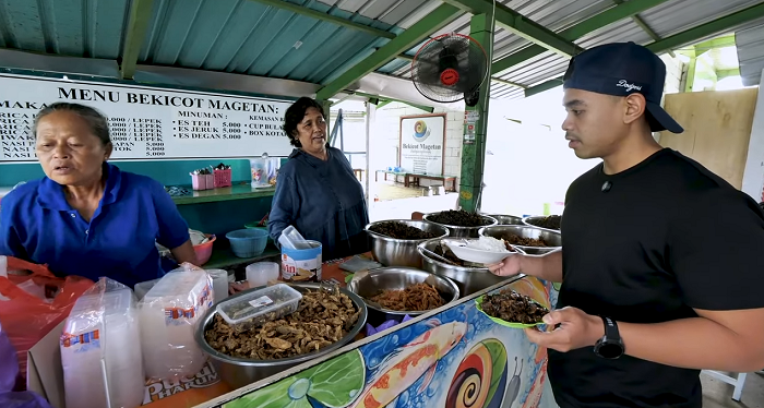 YouTuber kuliner ternama, Tanboy Kun, kembali melanjutkan petualangannya mencicipi makanan unik Bekicot Magetan