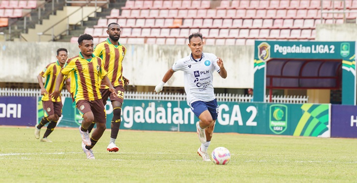 CUKUP IMBANG: Pemain Persiku berebut bola dengan pemain Gresik United.