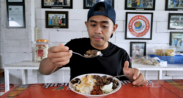 YouTuber kuliner ternama, Tanboy Kun, kembali melanjutkan petualangannya mencicipi makanan unik Bekicot Magetan
