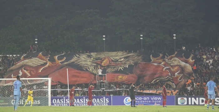 KREATIF: Suporter Persijap Jepara menampilkan koreo saat Persijap bertanding di Stadion GBK Jepara beberapa waktu lalu.