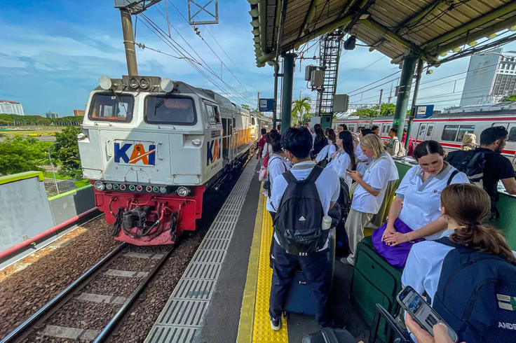 Penumpang bersiap menaiki kereta api di Stasiun Gambir, Jakarta, Jumat (22/11/2024).
