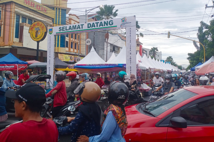 PADAT: Kondisi lalu lintas di area dandangan Kudus padat dan dipenuhi kendaraan berlalu lalang, kemarin.