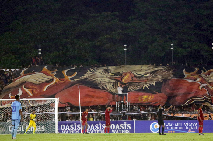 KREATIF: Suporter Persijap Jepara menampilkan koreo saat Persijap bertanding di Stadion GBK Jepara beberapa waktu lalu.