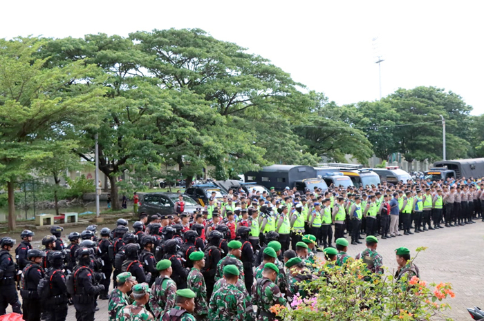 Kepolisian Resor (Polres) Jepara&nbsp;menerjunkan ratusan personel gabungan&nbsp;untuk&nbsp;menjaga keamanan dalam laga&nbsp;Persijap Jepara Vs PSPS Pekanbaru Riau, Selasa (25/2).