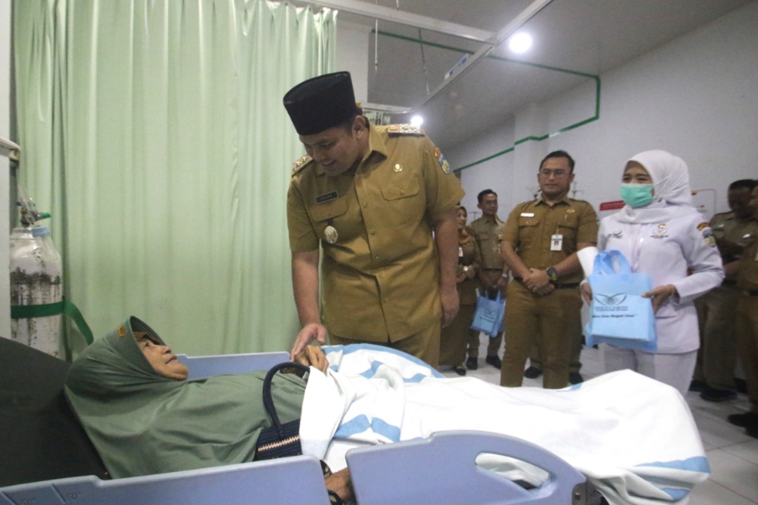 AWALI KERJA: Wakil Bupati Jepara M. Ibnu Hajar menyapa pasien saat berkunjung ke RSUD RA Kartini Jepara.
