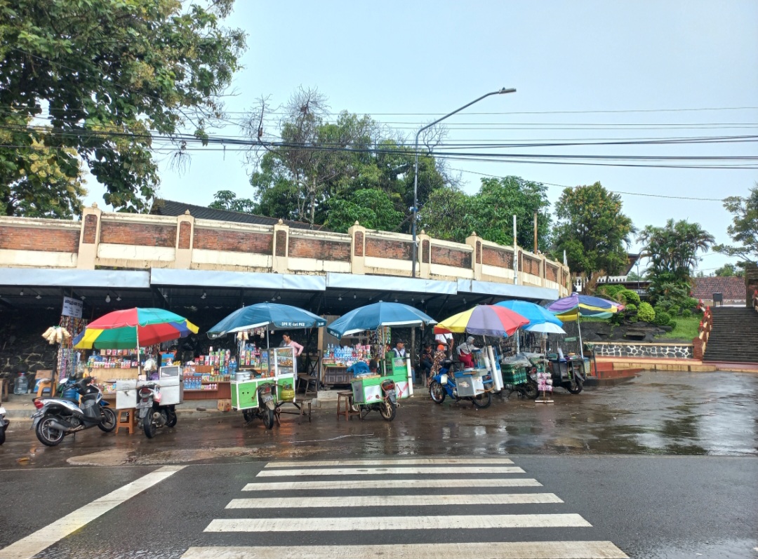 PERLU PERLUASAN: Kondisi area depan kompleks Masjid dan Makam Sultan Hadlirin sempit.