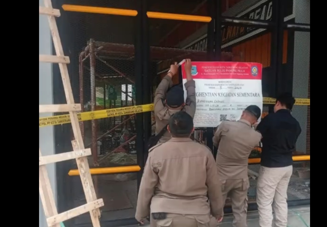 DISEGEL: Mie Gacoan Serpong diduga disegel Satpol PP Tangsel.