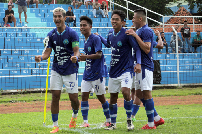BERBUAH MANIS: Pemain Persiku Kudus Jajang Mulayana (paling depan) merayakan golnya usai membobol gawang Gresik United di Stadion Wergu Wetan. (GALIH ERLAMBANG W/RADAR KUDUS)