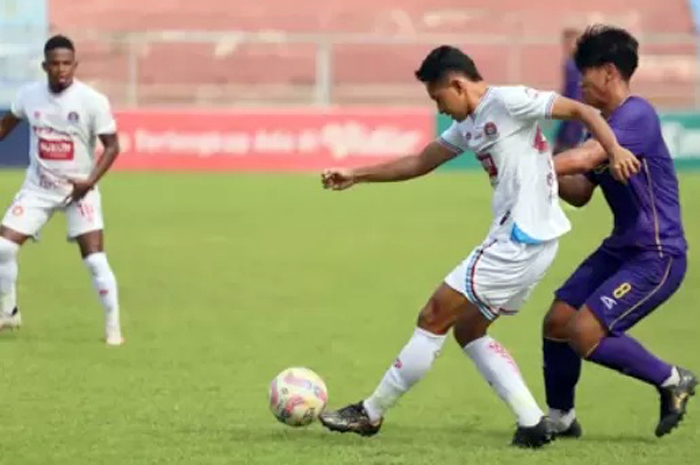 BERUSAHA TEGAR: Pemain Persipa Pati tampil all out dalam pertandingan terakhirnya melawan Rans Nusantara FC, Selasa (25/2).