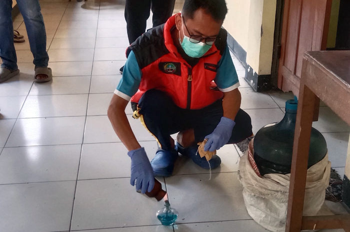 CEK: Petugas dari Polsek Ngawen dan tim Medis dari UPTD Puskesmas Rowobungkul saat mengecek air yang diduga beracun.