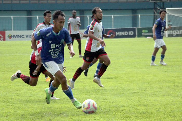 SUMBANG GOL: Sayap kanan Persiku Antoni Nugroho menggiring bola dibayangi tiga pemain Persekat Tegal saat laga pemungkas babak playoff Grup J di Stadion Wergu Wetan kemarin.