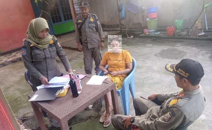 DIAMANKAN: Petugas Satpol PP Rembang melakukan pendataan sekaligus penyitaan miras dari kafe karaoke di Rembang timur.