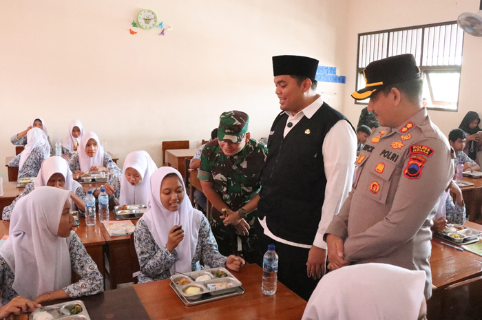 Kapolres Jepara AKBP Erick Budi Santoso meninjau&nbsp;sekolah penerima&nbsp;makan bergizi gratis&nbsp;di SMK Islam Sultan Agung 01 Kalinyamatan, Rabu (26/2).