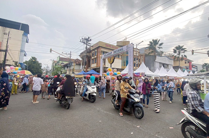 RAMAI: Masyarakat antusias menyambut dan meramaikan Dandangan, kemarin.
