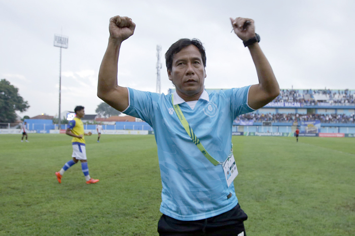 PENYELAMAT: Pelatih Persiku Alfiat merayakan kemenangan timnya usai mengandaskan Persekat dengan skor 2-1.