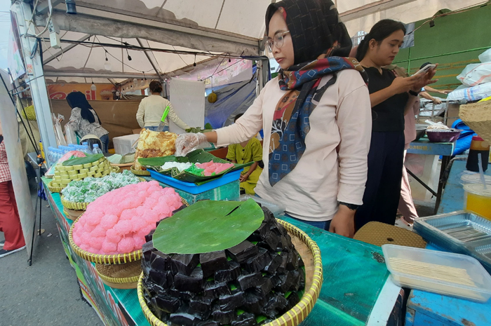 JADUL: Penjual gethuk jadul menawarkan dagangannya ke pengunjung dandangan.