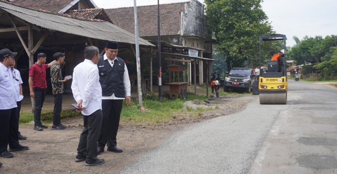 PRIORITAS: Wakil Bupati Jepara M. Ibnu Hajar meninjau perbaikan di Jalan RA. Kardinah, Rabu (26/2).