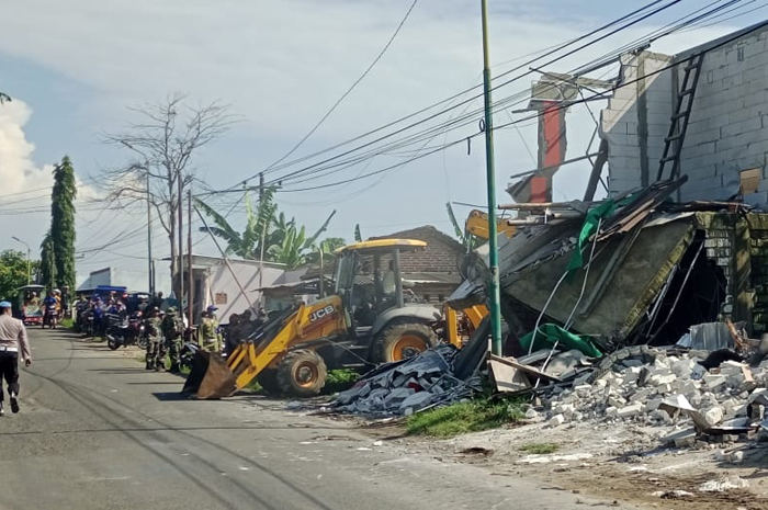 Proses pembongkaran bangunan liar yang ada di Jalan Tayu - Juwana Desa Margomulyo oleh petugas gabungan.