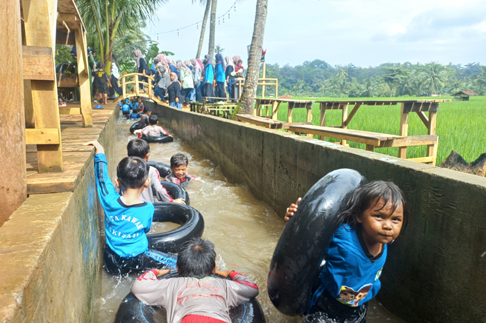 SEMRINGAH: Sejumlah siswa TK-TA Kawak II mengikuti outing class di Wisata Tengger Sawah (WTS) View kemarin.