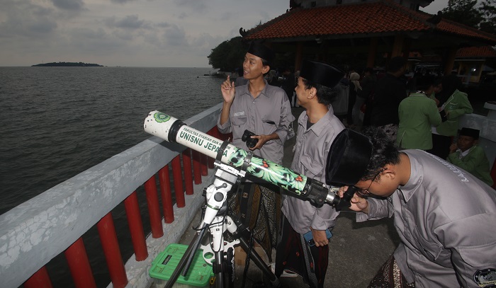 MENDUNG: Perukyat mencoba memantau lokasi hilal saat kegiatan rukyatul hilal di Pantai Kartini Jepara.