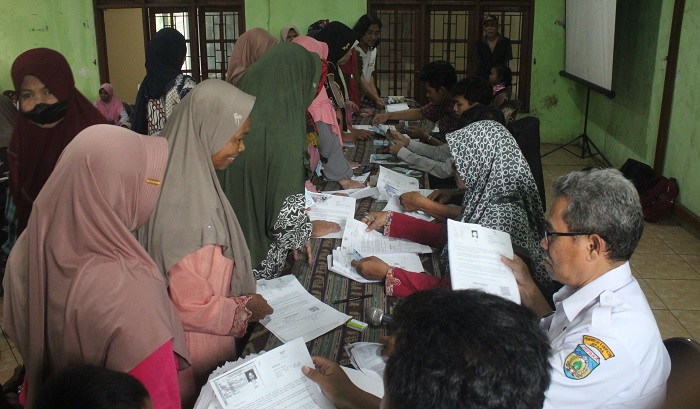 SUMRINGAH: Warga Desa Kecapi terima bantuan PKH di Kantor Balai Desa setempat.