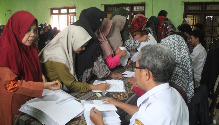 ANTRE: Ratusan warga Desa Kecapi tunggu giliran menerima bantuan PKH.