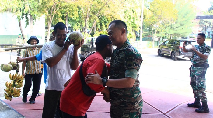 UNGKAPAN SYUKUR: Para orang tua yang anaknya diterima jadi prajurit TNI AD membawa pisang, degan, sayur mayur, ayam hingga kerupuk ke markas Kodim 0720 Rembang, kemarin.