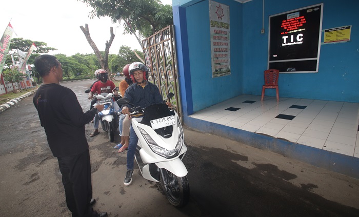 MUNDUR: Petugas menarik retribusi masuk bagi pengunjung objek wisata Pantai Kartini Jepara.