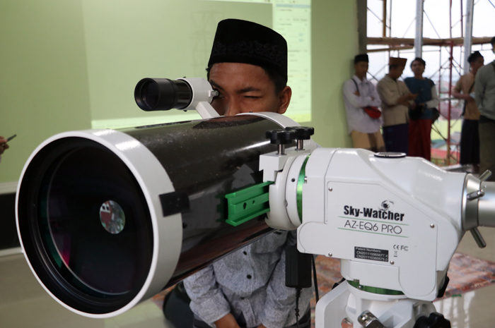 MELIHAT HILAL: Sejumlah ahli akan mengamati dengan teleskop dan segera menentukan datangnya bulan suci Ramadan di gedung TBS hari ini.