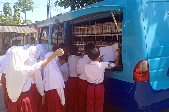 MENYENANGKAN: Sejumlah siswa tengah mengunjungi perpustakaan keliling dari Perpusda Jepara baru-baru ini.