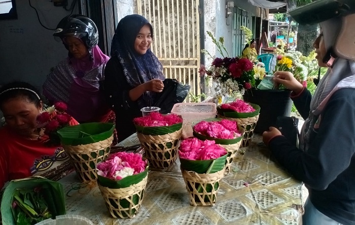 LARIS: Pedagang bunga laris diserbu pembeli dalam tradisi nyadran di Kudus, kemarin.