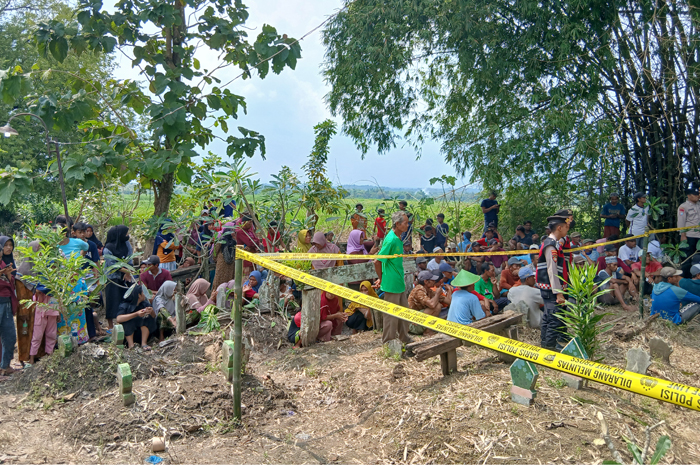 RAMAI: Masyarakat antusias mengerumuni proses pembongkaran makam korban peracunan.    &nbsp;