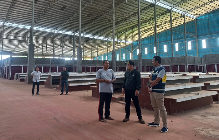 PANTAU: Ketua DPRD Kabupaten Jepara Agus Sutisna (tengah) lakukan peninjauan Pasar Bangsri baru-baru ini