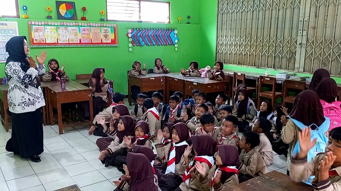 INTERAKTIF: Para siswa di SDN 1 Srobyong ikuti fun learning oleh salah satu guru.