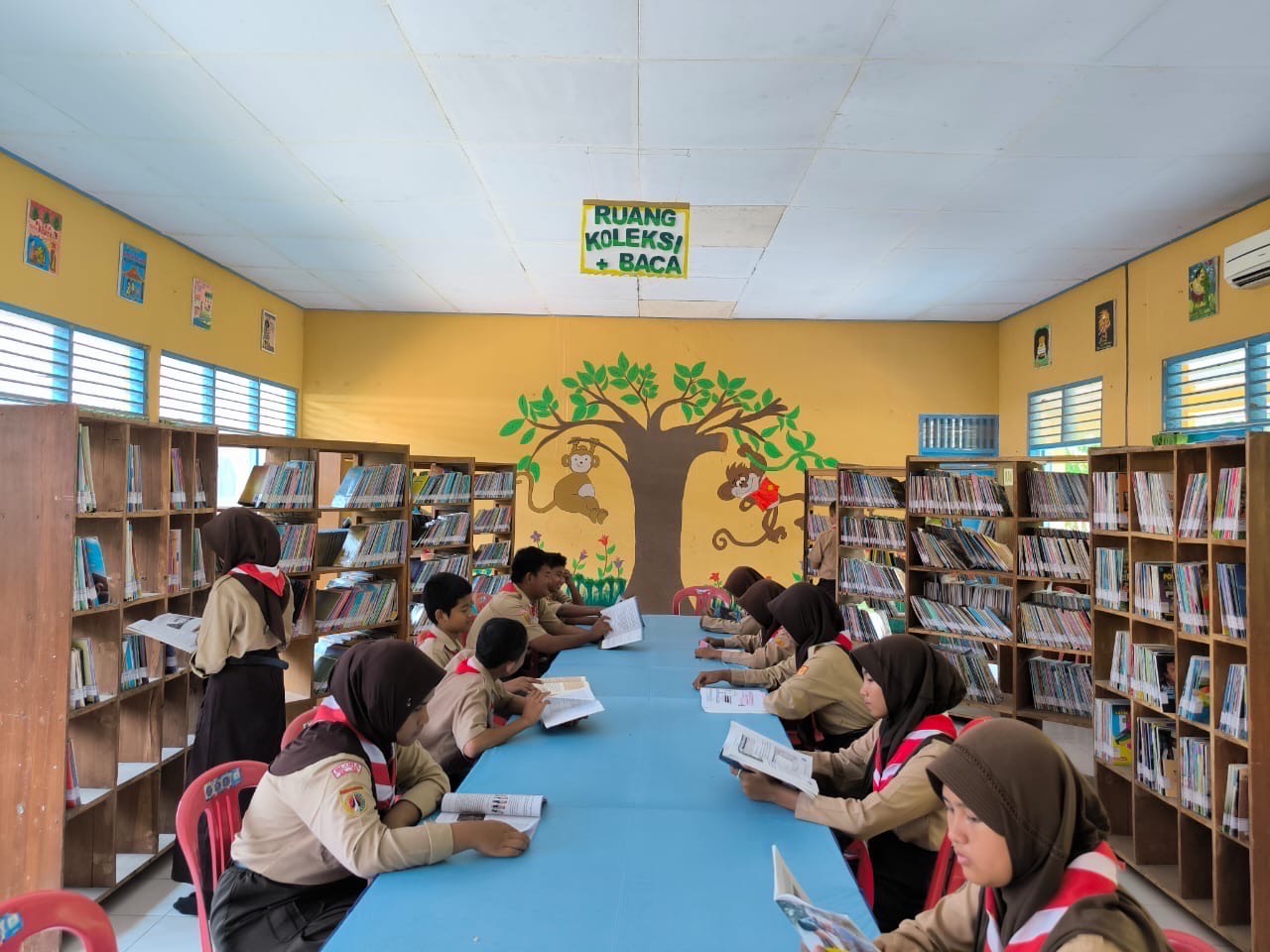 BACA: Siswa SMPN 1 Cepu membaca buku di perpustakaan sekolah sebagai bentuk kepedulian literasi siswa