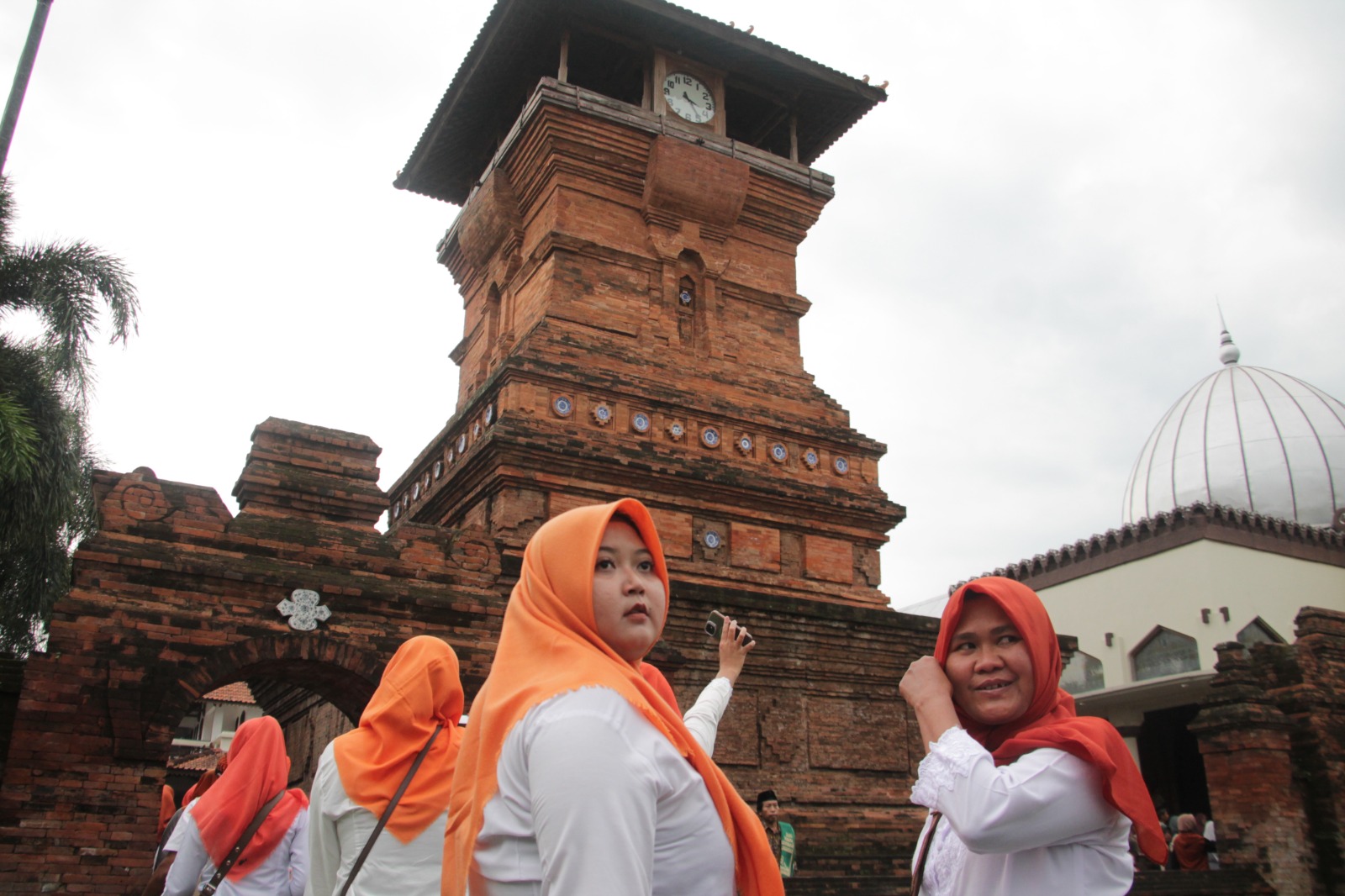 JAGA TRADISI: Peserta menabuh terbang saat iring-iringan kirab Dandangan sampai di depan Menara Kudus pada 28 Februari 2025 sore.