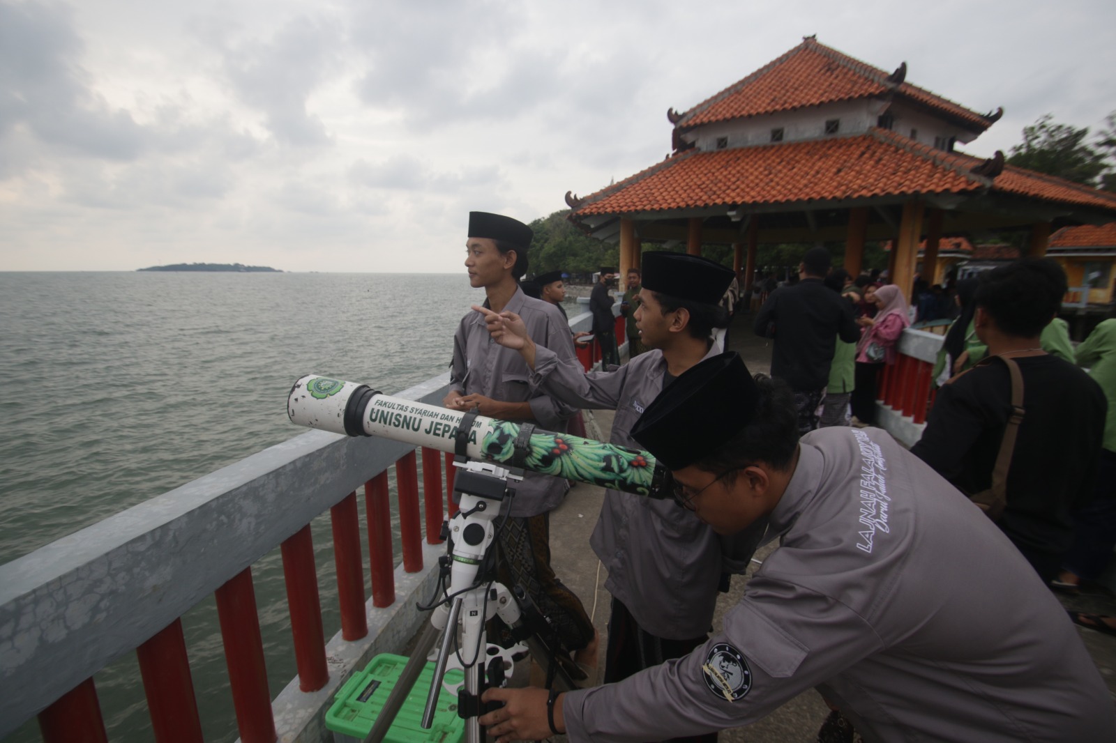 MENDUNG: Perukyat mencoba memantau lokasi hilal saat kegiatan rukyatul hilal di Pantai Kartini Jepara pada 28 Februari 2025.