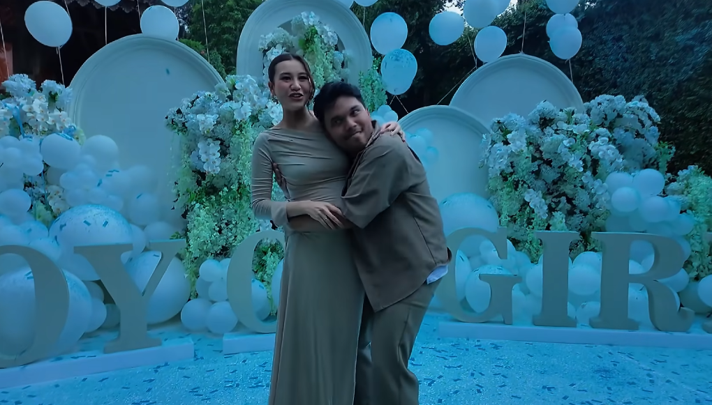 Acara gender reveal yang berlangsung penuh kejutan ini disiarkan di kanal YouTube Thariq Halilintar.