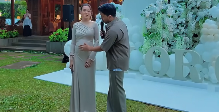 Acara gender reveal yang berlangsung penuh kejutan ini disiarkan di kanal YouTube Thariq Halilintar