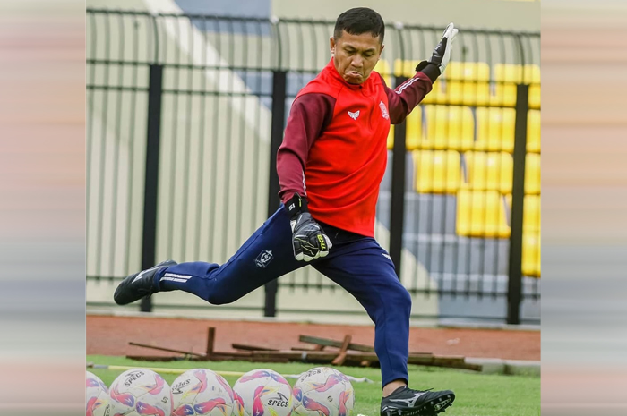 SEMANGAT: Iman Suherman, pelatih kiper Persijap saat memberi latihan para kiper Persijap.