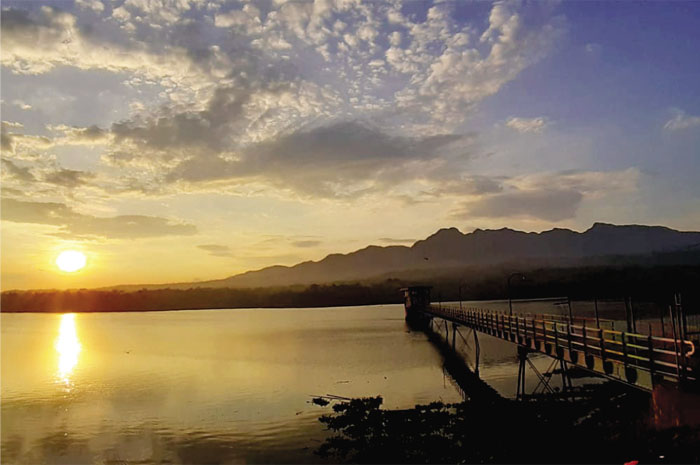 DESTINASI FAVORIT: Waduk Seloromo, Pati menjadi tempat favorit menunggu buka puasa karena memiliki pemandangan yang indah.