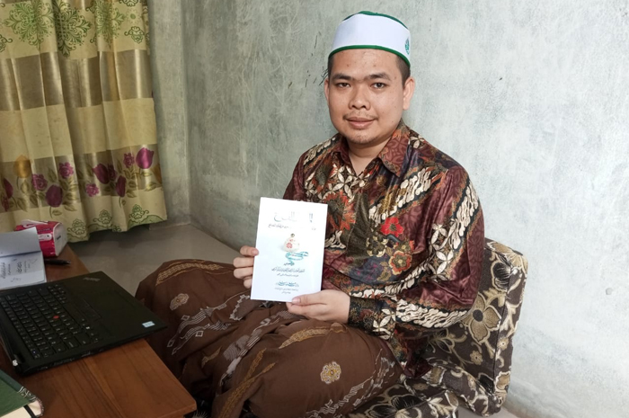 KARYA: Kiai muda Pati Nanal Ainal Fauz menunjukkan kitab karyanya.