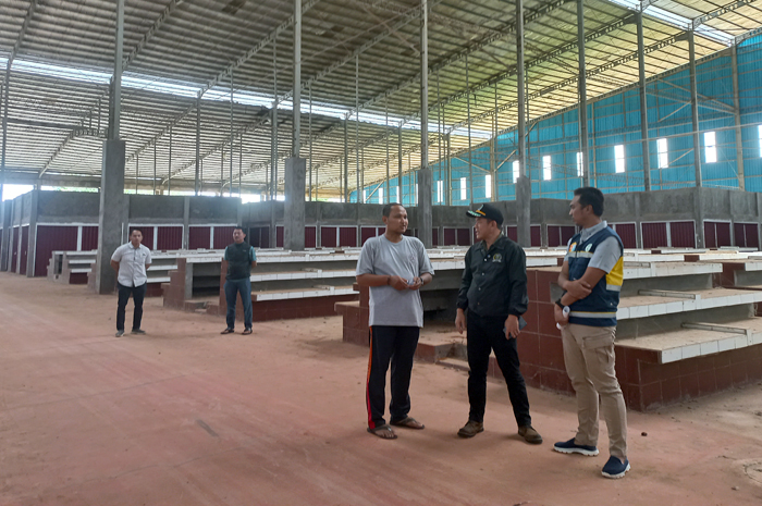 PANTAU: Ketua DPRD Kabupaten Jepara Agus Sutisna (tengah) lakukan peninjauan Pasar Bangsri baru-baru ini.