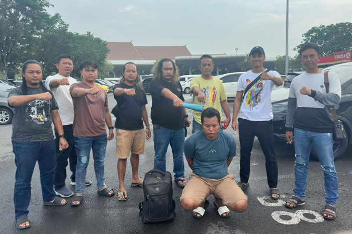 TANGKAP: Resmob Polres Blora bersama Polsek Ngawen saat membekuk pelaku di Samarinda.