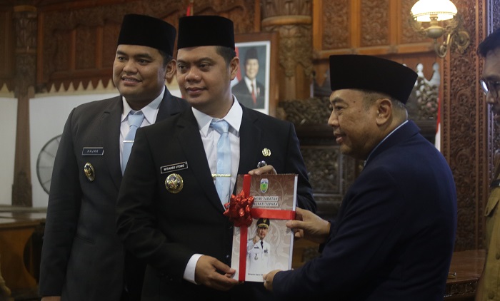SAH: Pj Bupati Jepara periode 2022-2025 Edy Supriyanta memberi selamat kepada Bupati dan Wakil Bupati Jepara periode 2025-2030 Witiarso Utomo dan M. Ibnu Hajar