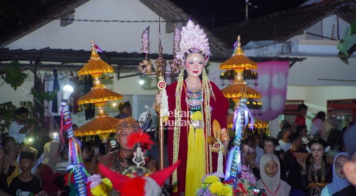 MERIAH: Prosesi kirab Dwi Yunita yang memerankan Ratu Kalinyamat pada Pekan Budaya Desa Kriyan baru-baru ini.