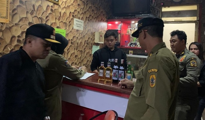 DIDATANGI: Satpol PP Pati memeriksa salah satu tempat hiburan malam di Pati belum lama ini.