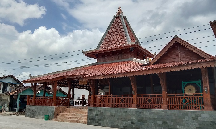 IKONIK: Bangunan Masjid Tiban Nurul Huda di Desa Gedongmulyo, Lasem