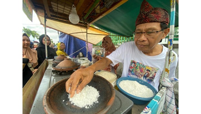 Penjual intip ketan di Kudus (Foto : Dok. jatengprov.go.id)